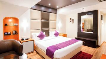 Premium Double Room, Multiple Beds, Air conditioning | Hypo-allergenic bedding available, desk, soundproofing, WiFi (free)