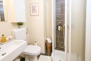 Honeymoon Townhome, 2 Bedrooms, Microwave (Casa Terrazza In Historic Koper) | Bathroom - Casa Terrazza In Historic Koper (Koper)