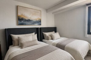 2 slaapkamers, een kluis op de kamer, een bureau