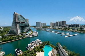 Eine Marina mit Yachten, ein modernes Hotel mit außergewöhnlicher, geschwungener Architektur und freiem Blick auf den Ozean.