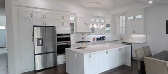 Luxury 4 Bedroom Home and Free Parking