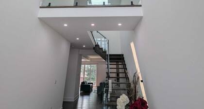 Luxury 4 Bedroom Home and Free Parking
