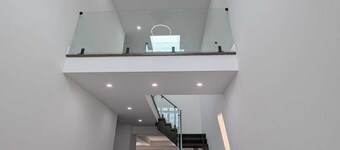 Luxury 4 Bedroom Home and Free Parking