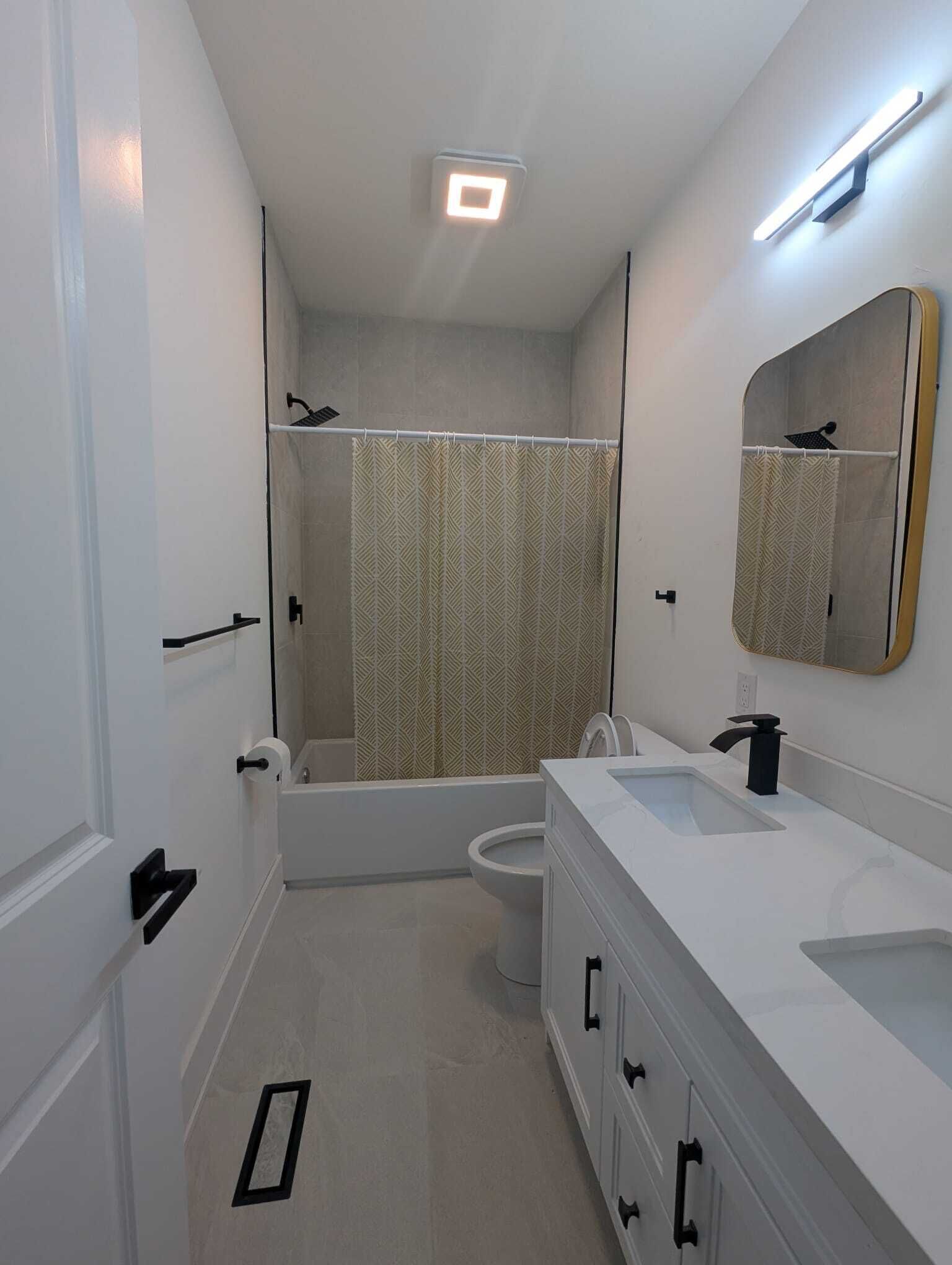 Serviettes fournies, savon, papier toilette
