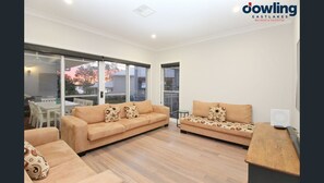 Living area - Spacious Home Overlooking Lake Macquarie (Cams Wharf)