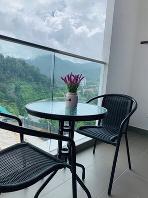 Outdoor dining - Cozy studio apartment with AC in Genting Highlands (Genting Highlands)