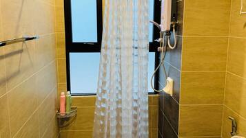 Doccia, bidet, asciugamani, sapone