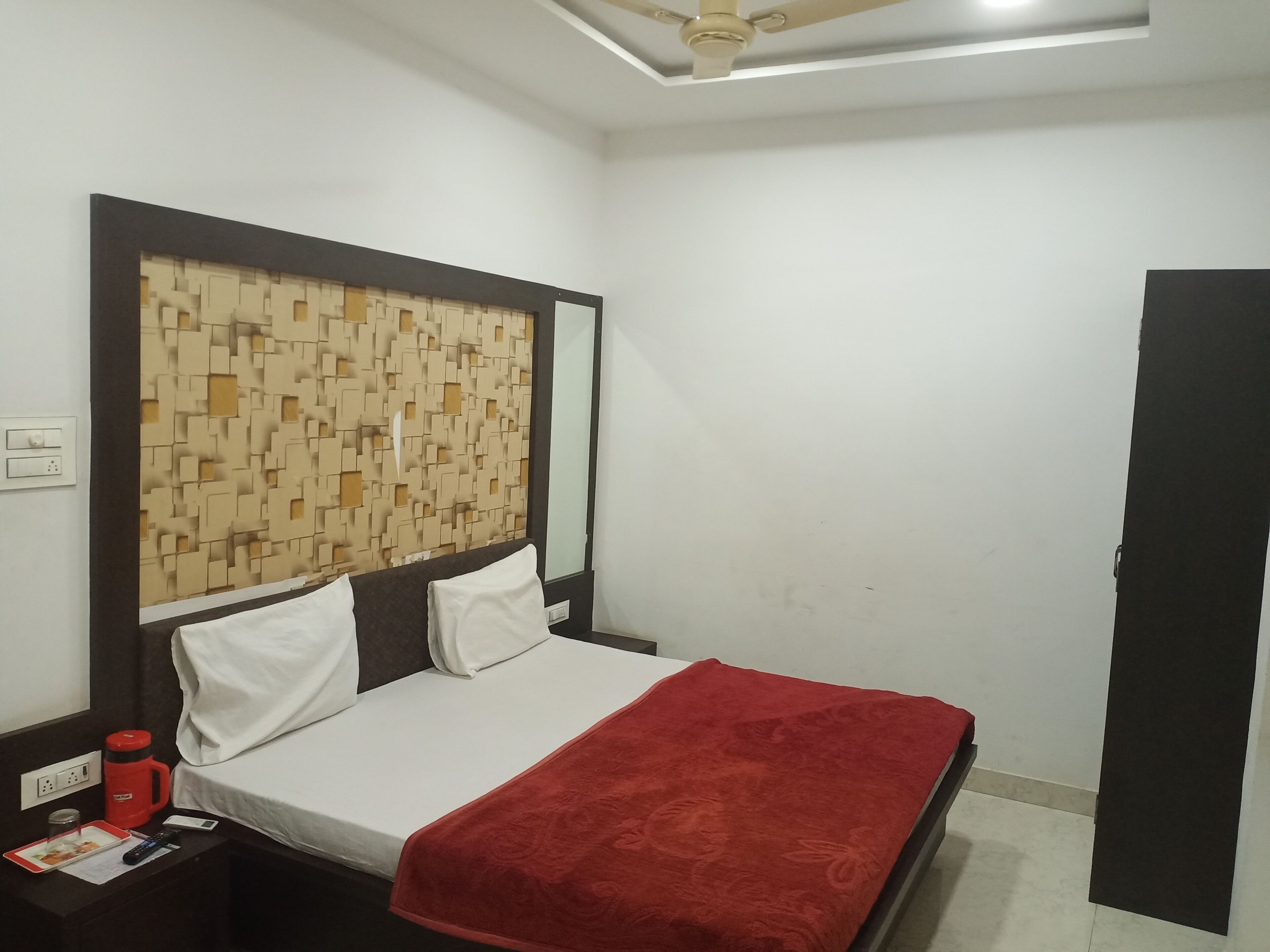 Wifi gratis, muebles diferentes y ropa de cama 