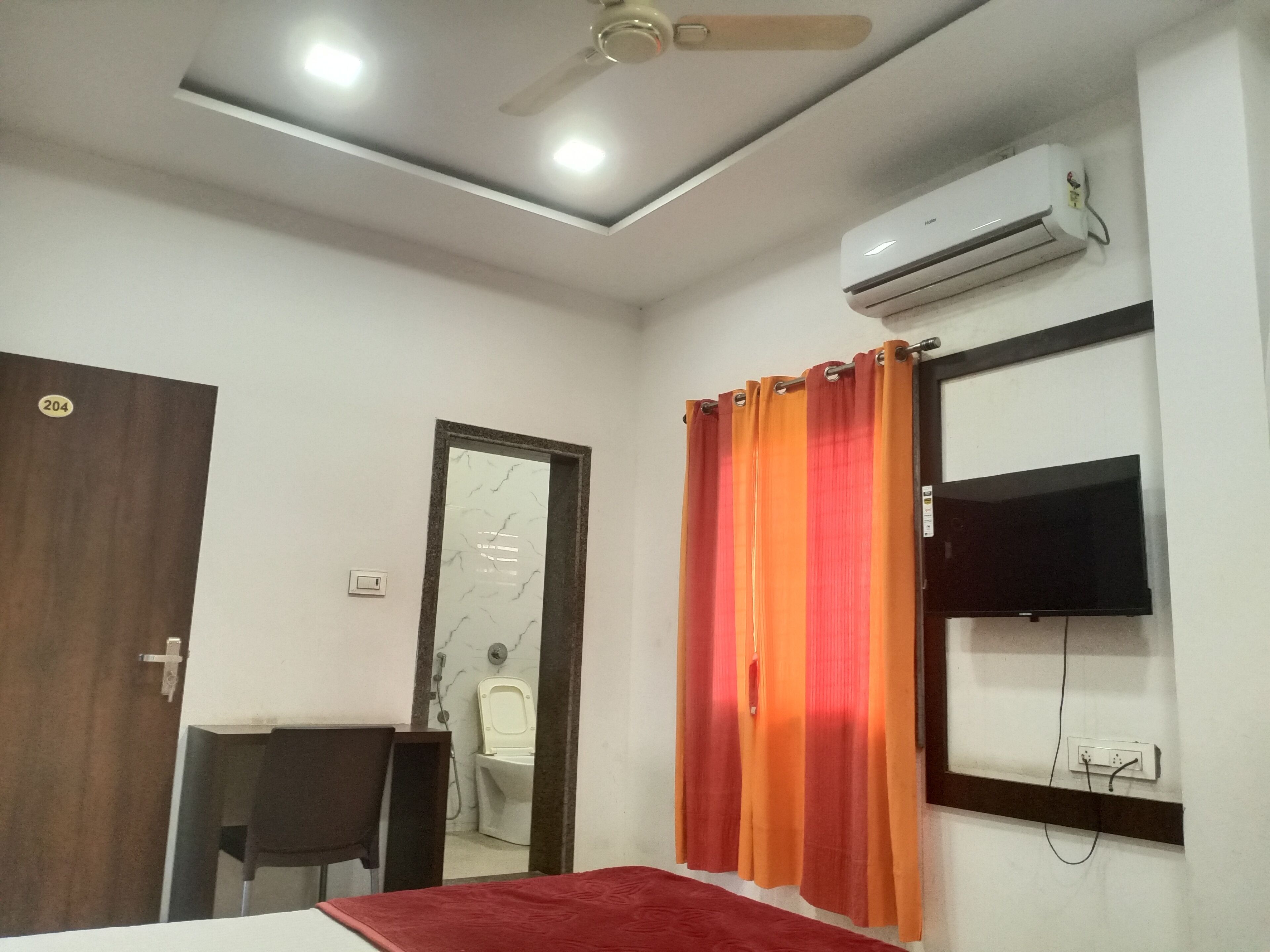 Free WiFi, individually furnished, bed sheets