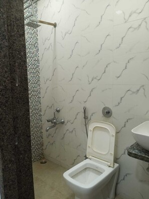 Baño | Ducha, artículos de higiene personal gratuitos, toallas y jabón