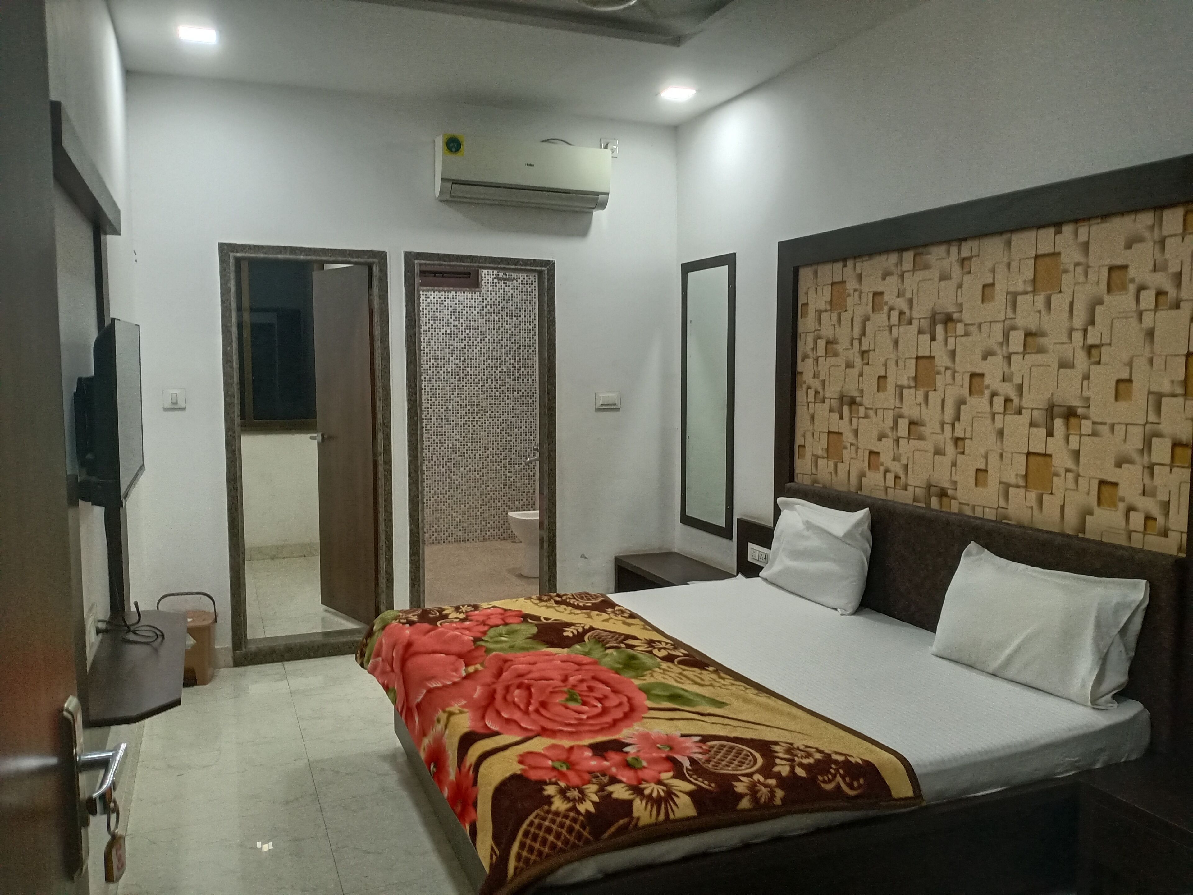 Free WiFi, individually furnished, bed sheets