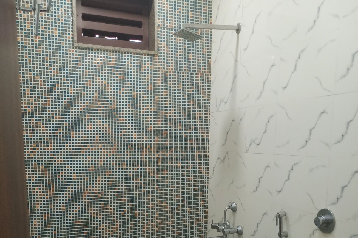 Un baño con inodoro, ducha y lavamanos.
