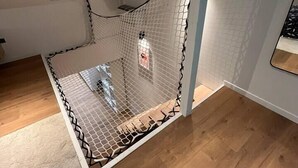 A room with a bunk bed, a white wall, a wooden floor, and a white carpet. - La Botte - 2-Bedroom Apartment, Downtown Épinal (Épinal)