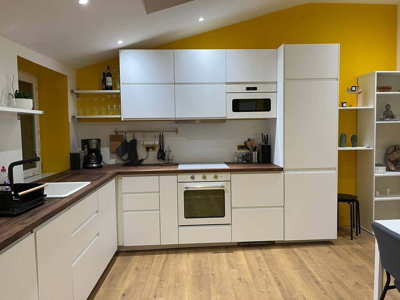 Coffee/tea maker, fridge, microwave, oven