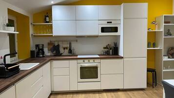 Coffee/tea maker, fridge, microwave, oven