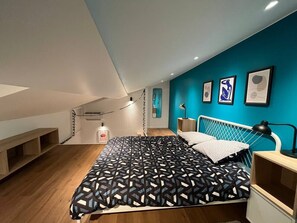 2 slaapkamers, een bureau, een strijkplank/strijkijzer, reisbedje