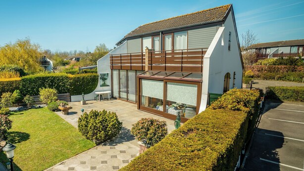 A modern two-story house with a large glass front and a balcony. - Family Escape Near Zeeland Coast (Brouwershaven)