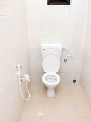 Shower, rainfall showerhead, slippers, towels - Hotel The Madison House Bhubaneswar (Bhubaneswar)
