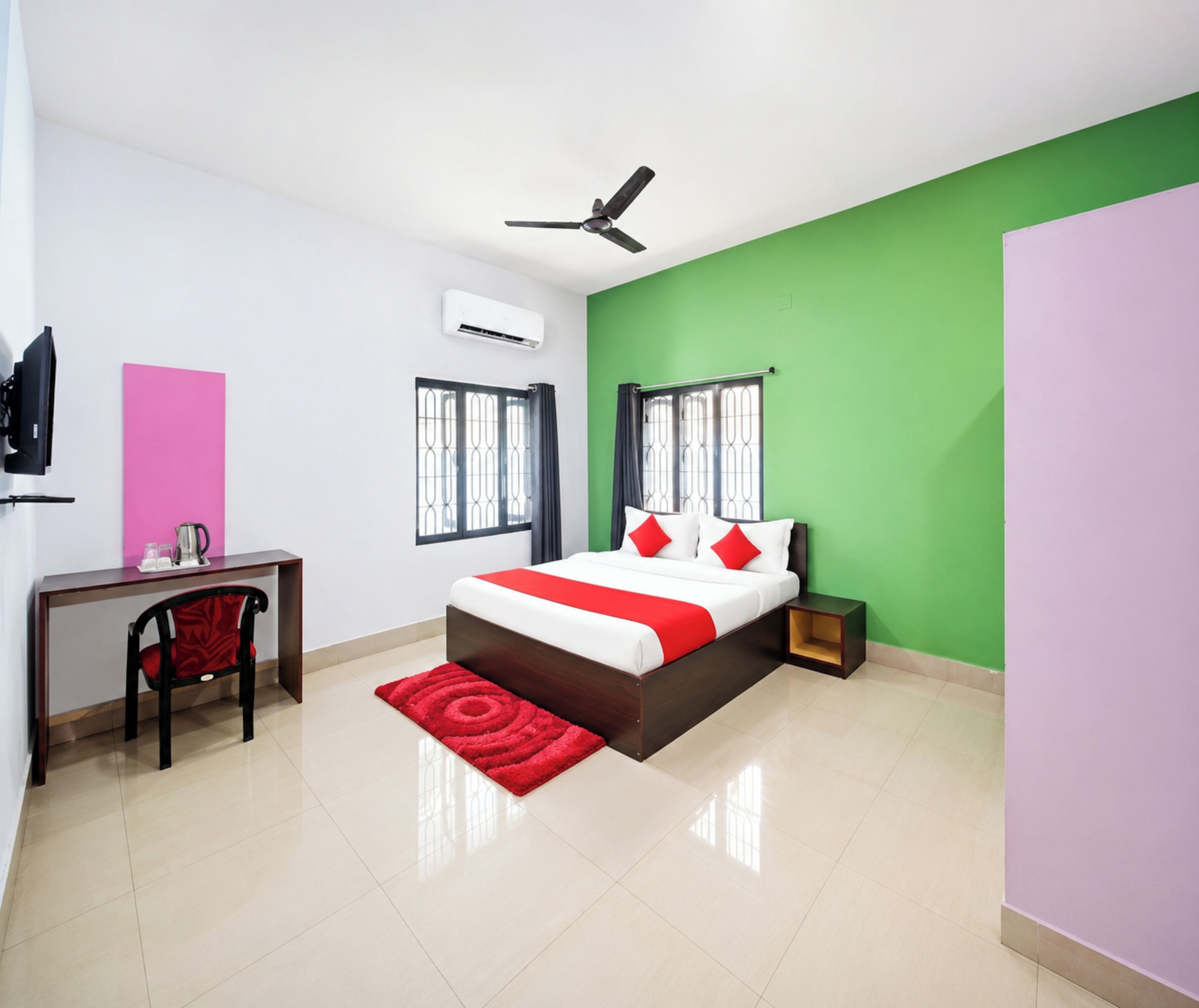 Hypo-allergenic bedding, desk, soundproofing, free WiFi