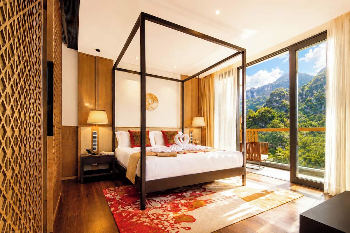 Luxury Studio Suite, Hill View | Premium bedding, down comforters, memory foam beds