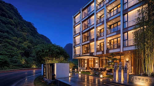 The Blossom Dreamscape Boutique Hotel - Yulong River Branch - Free Buffet Breakfast & Laundry Facilities & Tailor Made Tours 