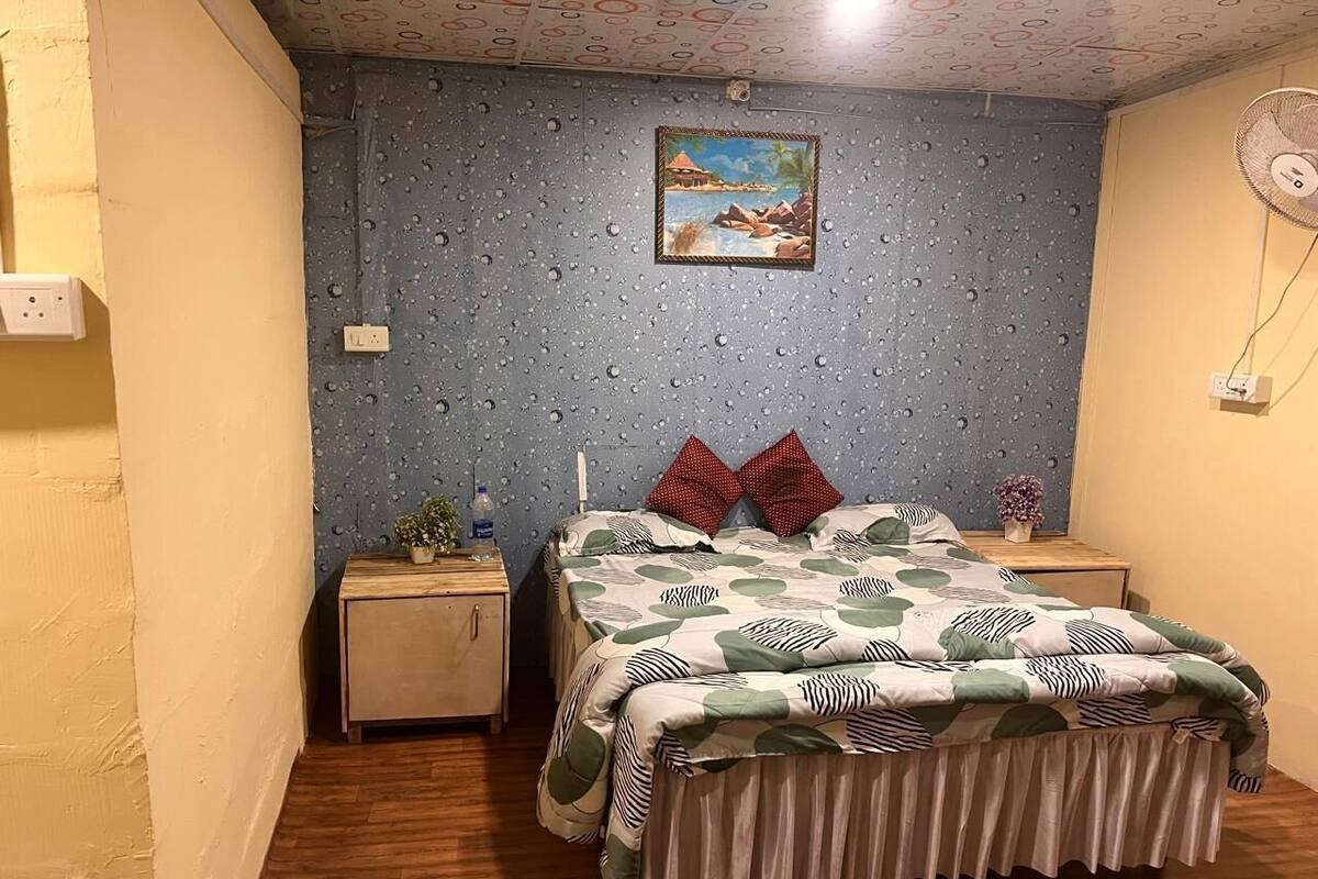 Escritorio, wifi gratis y ropa de cama 