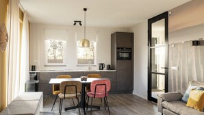 Eine moderne Küche mit Essbereich, einer Couch und einem Couchtisch.