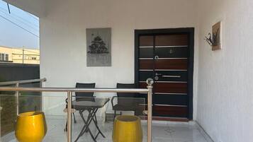 Leilighet – deluxe, hageutsikt | Terrasse/patio