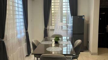 Leilighet – deluxe, hageutsikt | Spiseområde