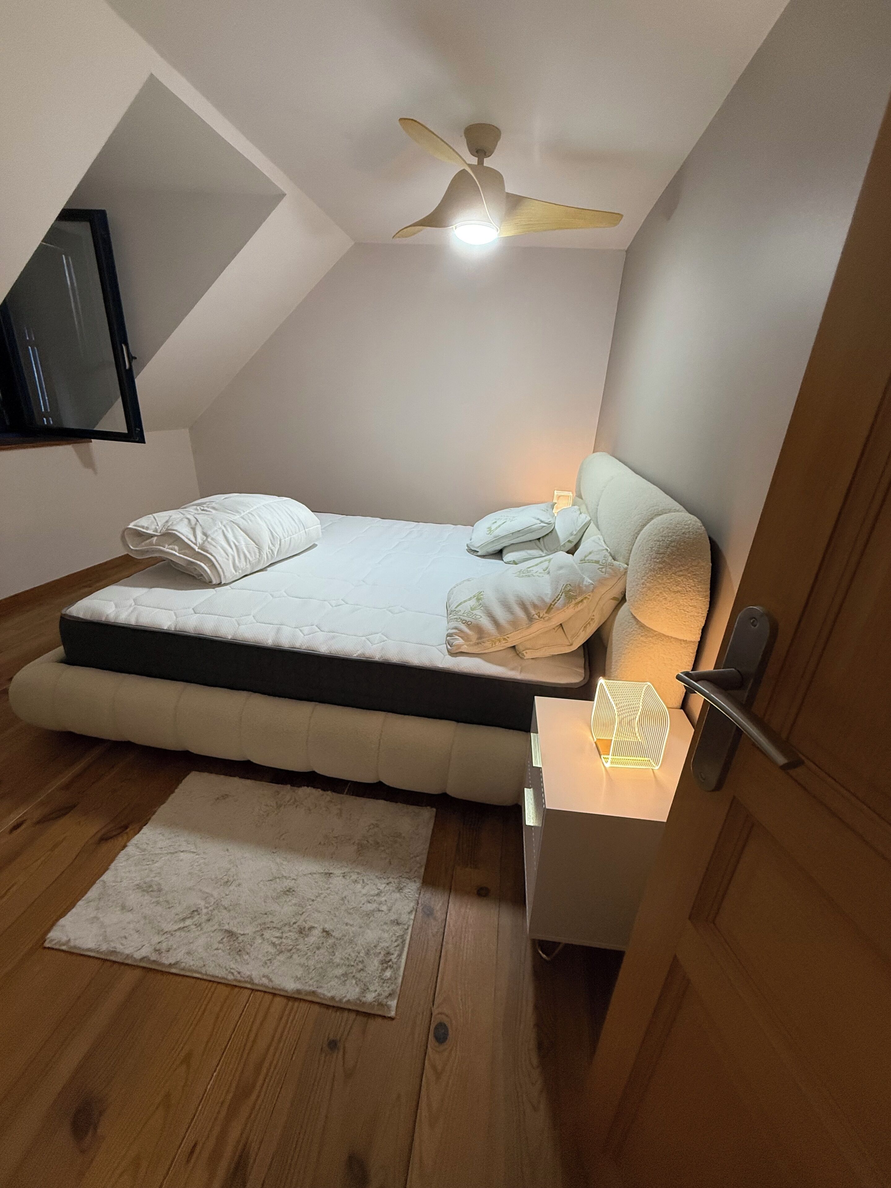 2 chambres, fer et planche à repasser, Wi-Fi, draps fournis