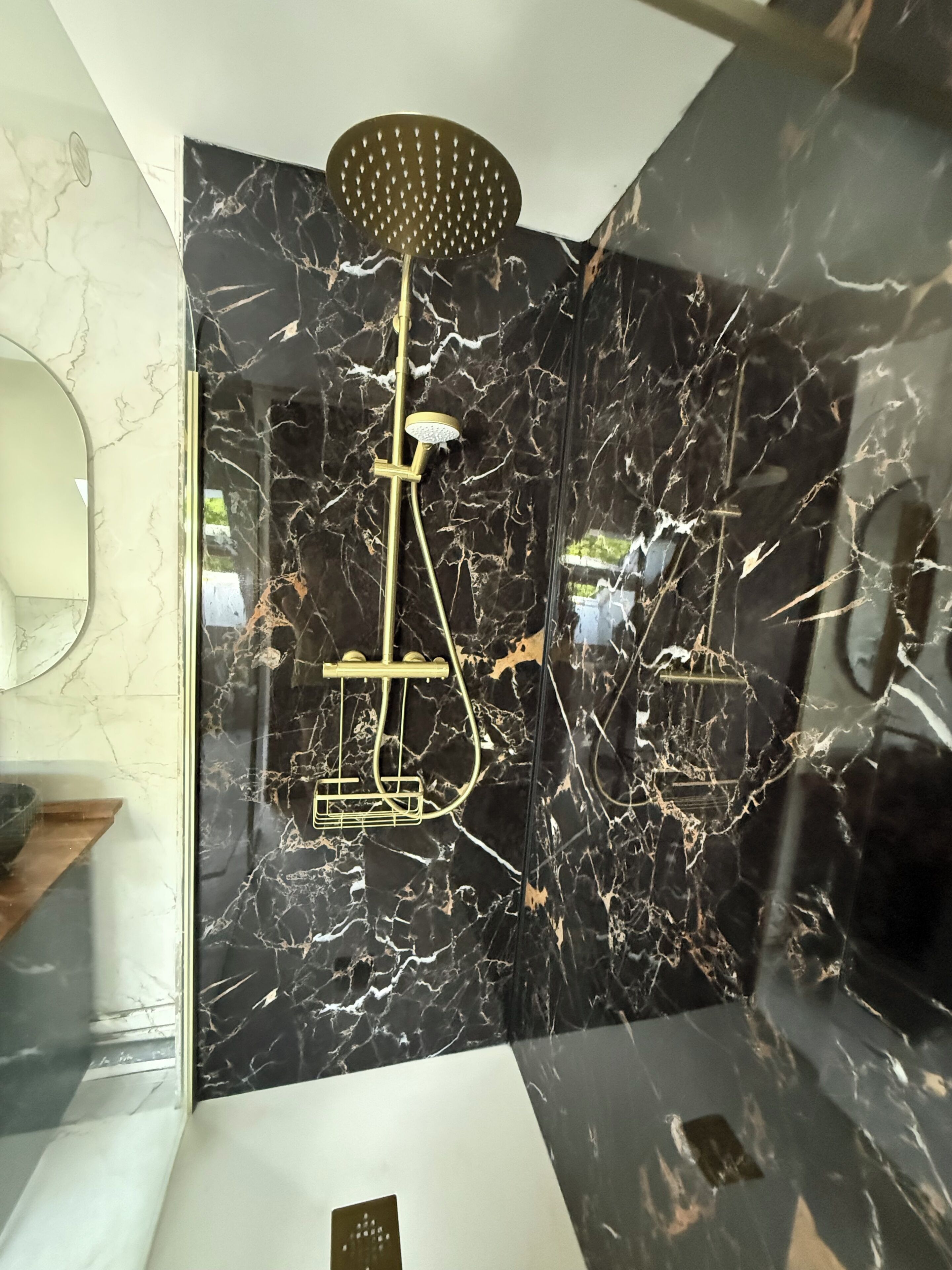 Douche, sèche-cheveux, serviettes fournies, papier toilette