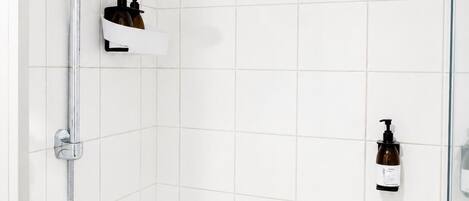 Una ducha con cabezal de ducha manual y manguera de ducha.