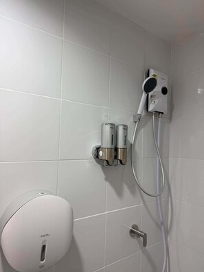 Basic Double Room | Bathroom - Via Si Phraya (Bangkok)