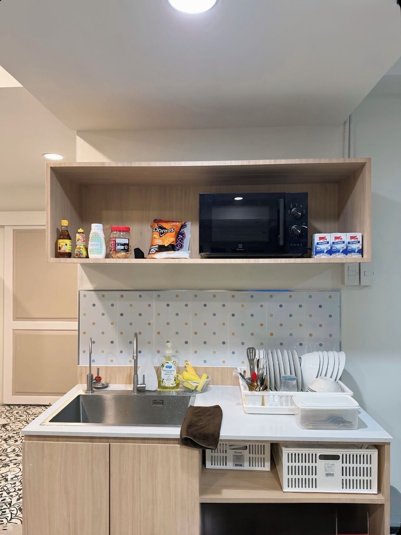 Frigorífico, microondas, utensilios de cocina y Artículos de limpieza