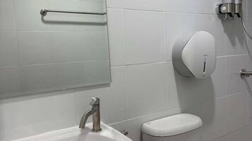 Kamar Double Basic | Kamar mandi | Shower, pengering rambut, handuk, dan sabun