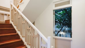 A staircase with white railings and wooden steps. - Via Si Phraya (Bangkok)