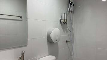 Kamar Double Basic | Kamar mandi | Shower, pengering rambut, handuk, dan sabun