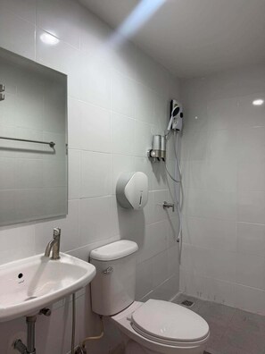 Basic Double Room | Bathroom - Via Si Phraya (Bangkok)