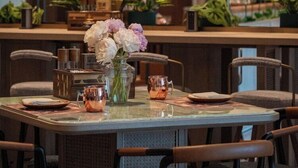 A dining area with a round table, chairs, and a variety of tableware. - JEN Kunming by Shangri-la (Kunming)