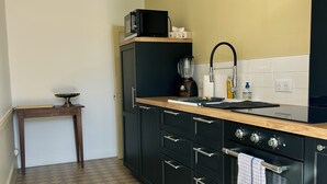 Eine Küche mit Mikrowelle, Spüle und Backofen.