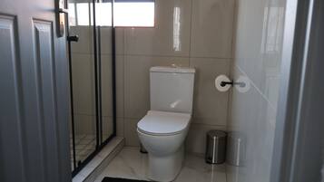 Apartamento Deluxe, balcón, vistas a la montaña | Baño | Ducha, toallas, jabón y champú