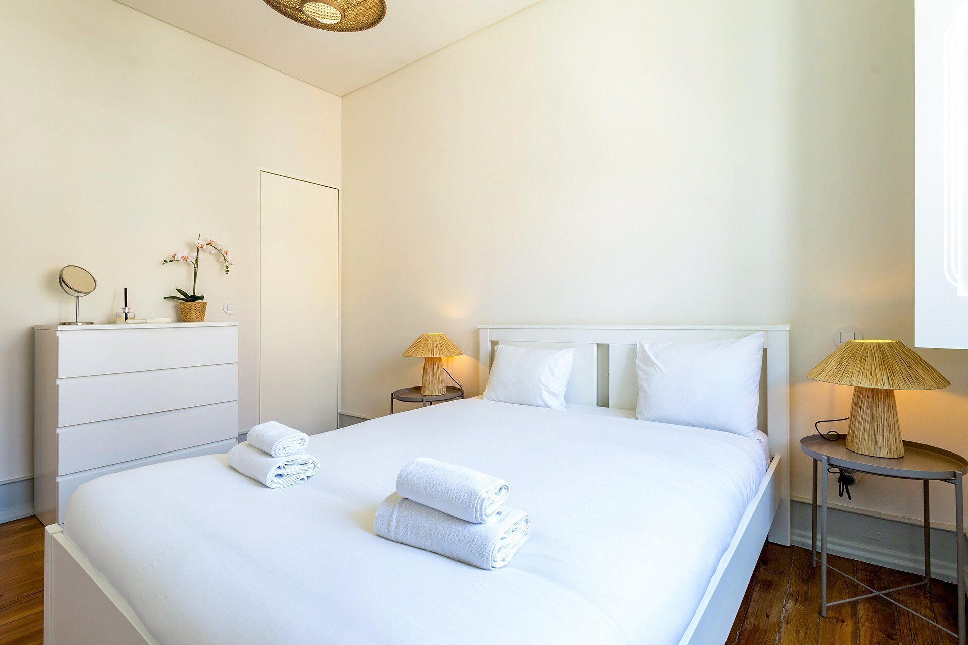 3 habitaciones, tabla de planchar con plancha, internet y ropa de cama 