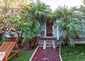 Exterior - Modern Family Venice Beach Home w movie screen (Venice)