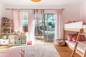 Room - Modern Family Venice Beach Home w movie screen (Venice)