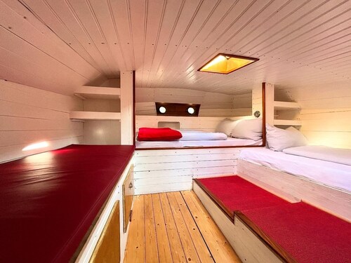 Hausboot Jonathan: Sanftes Schaukeln statt Alltagsstress