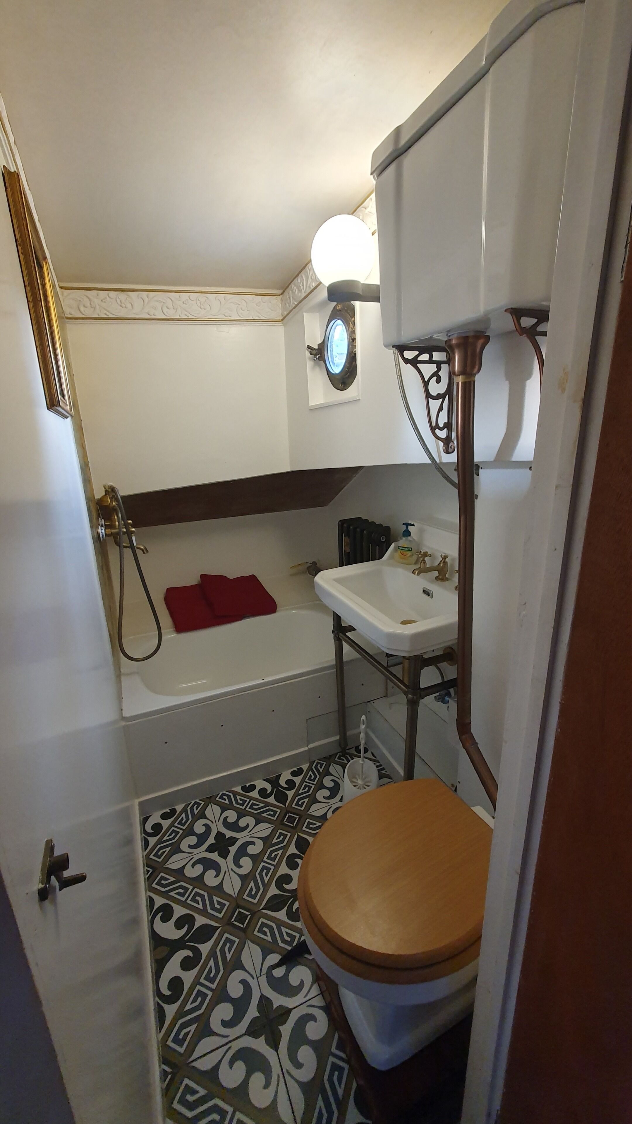 Ein kleines Badezimmer mit Toilette, Waschbecken und Dusche.