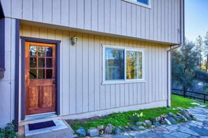 A house with a wooden door and a window. - Stunning 4BR with Breathtaking Mountain Views -Sierra Hideaway (Groveland)