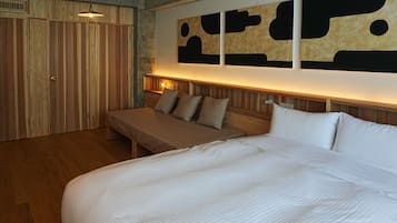 Habitació triple, bany privat, vistes al riu | Escriptori, espai de treball apte per a portàtils i cortines opaques