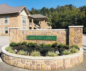 A stone wall with a sign reading 'Cadres Cove Landing.' - Peaceful River View Condo (Townsend)