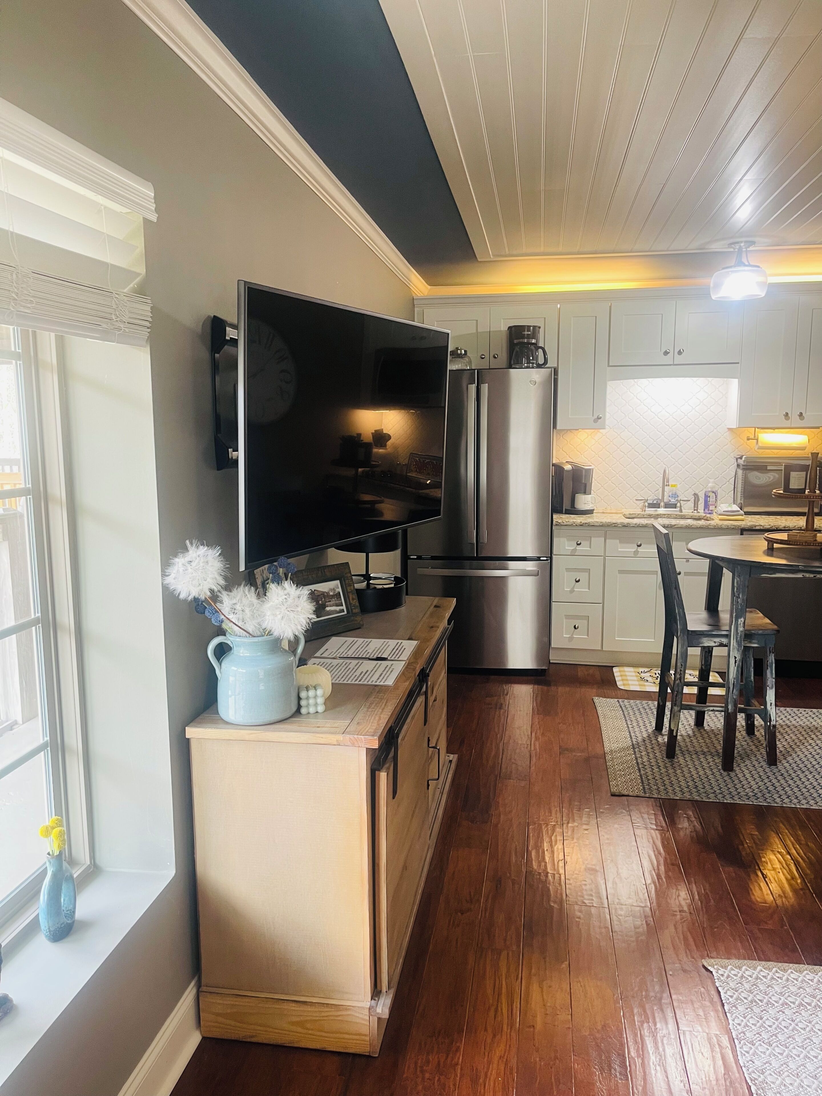 Coffee/tea maker, fridge, microwave, stovetop
